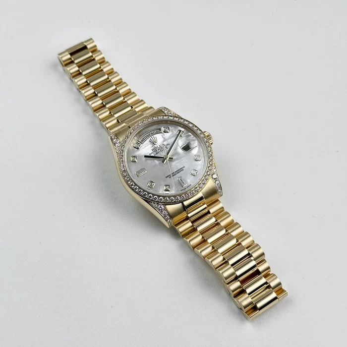 Rolex Day-Date 118388 Yellow Gold White Mother of Pearl Dial Diamond Bezel - 图片 3