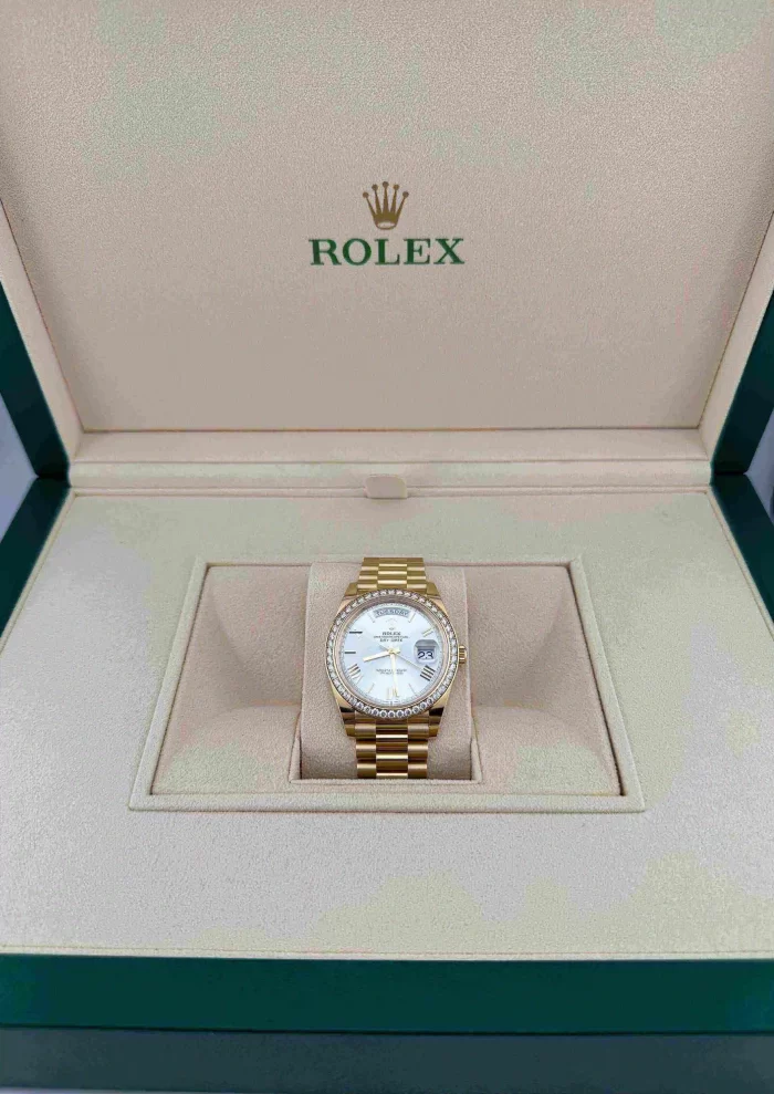 Rolex Day-Date 228348RBR Yellow Gold Diamond Bezel Silver Dial (2021) - 图片 4