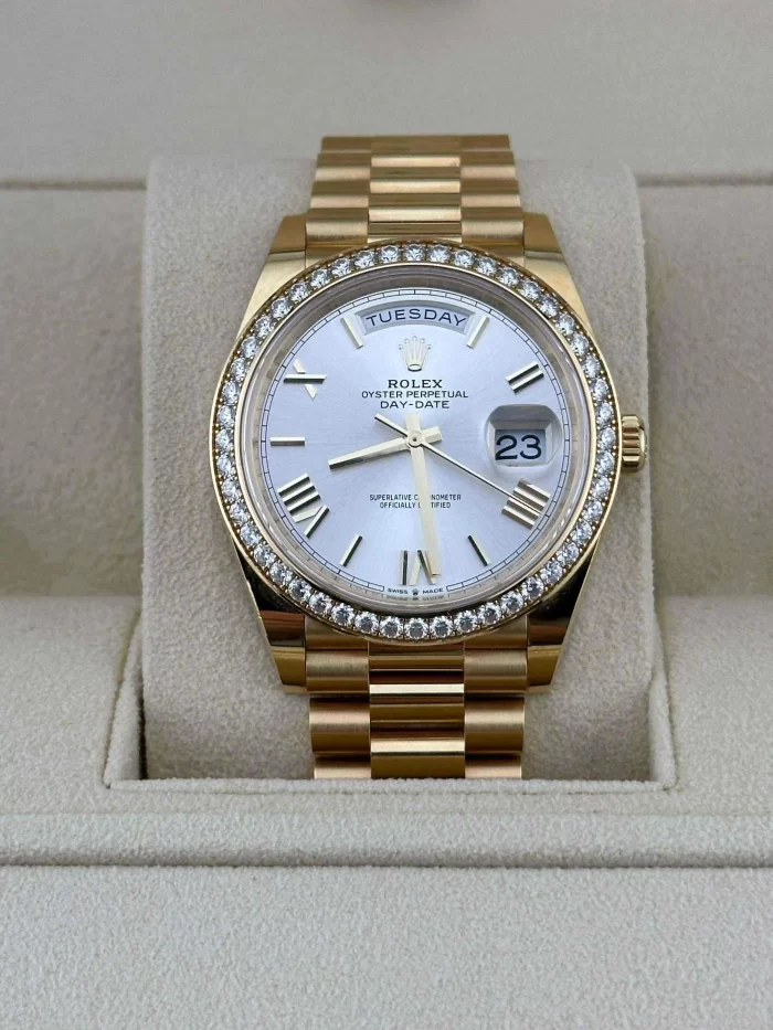 Rolex Day-Date 228348RBR Yellow Gold Diamond Bezel Silver Dial (2021) - 图片 2