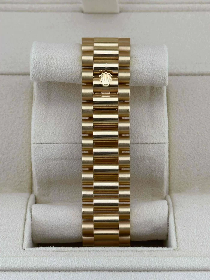 Rolex Day-Date 228348RBR Yellow Gold Diamond Bezel Silver Dial (2021) - 图片 5