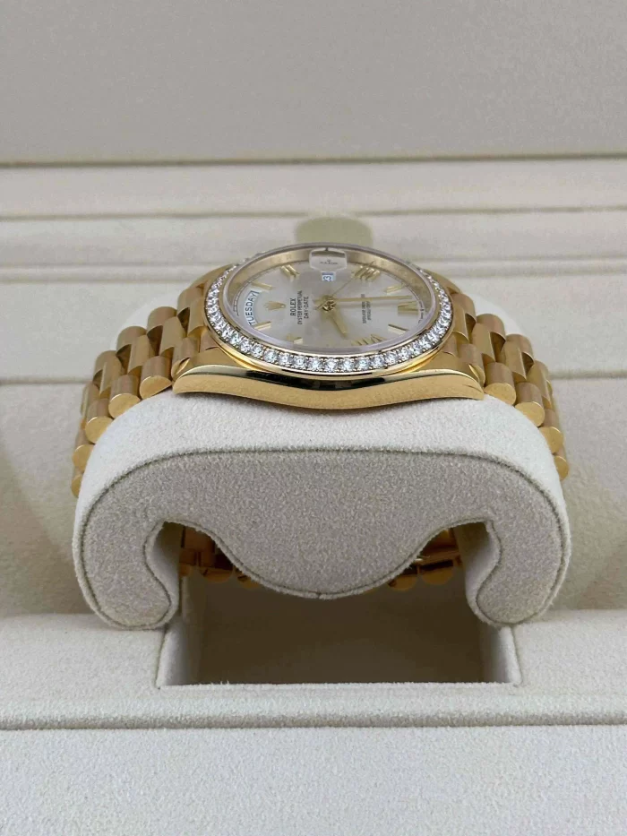 Rolex Day-Date 228348RBR Yellow Gold Diamond Bezel Silver Dial (2021) - 图片 3